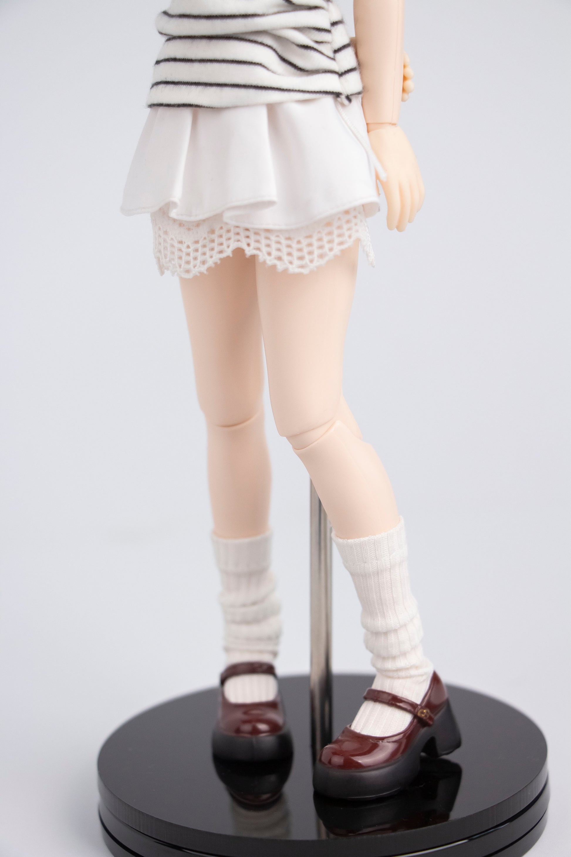 白いレースのミニスカート
